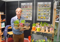 Theo Smakman van Fiorile heeft het assoriment nu desgewenst ook beschikbaar in biologisch afbreekbare potten.